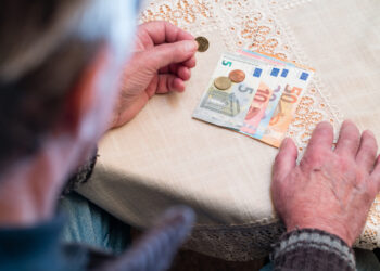alter Mann zählt Geld