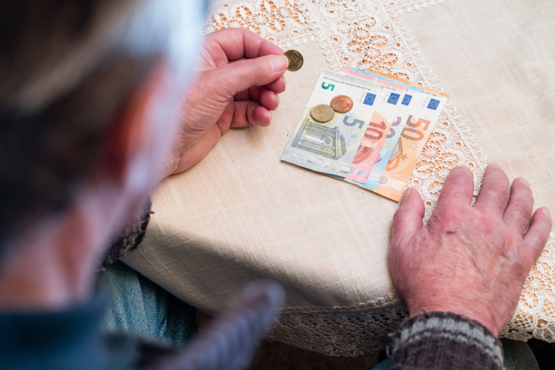 alter Mann zählt Geld