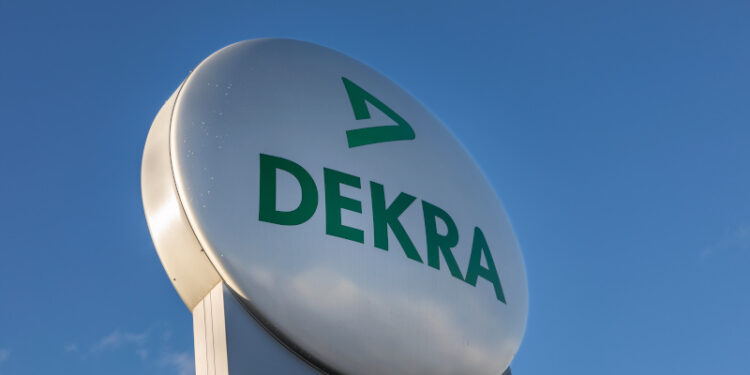 Werbetafel des Deutschen-Kraftfahrzeug-Überwachungs-Verein DEKRA