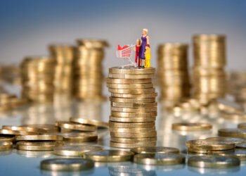 Euromünzen und Miniaturfiguren, Familie mit Einkaufswagen auf Stapel von Münzen, Inflation, Preissteigerung von Supermarktwaren und Lebensmitteln