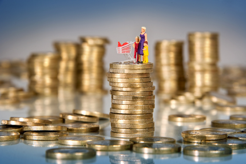 Euromünzen und Miniaturfiguren, Familie mit Einkaufswagen auf Stapel von Münzen, Inflation, Preissteigerung von Supermarktwaren und Lebensmitteln
