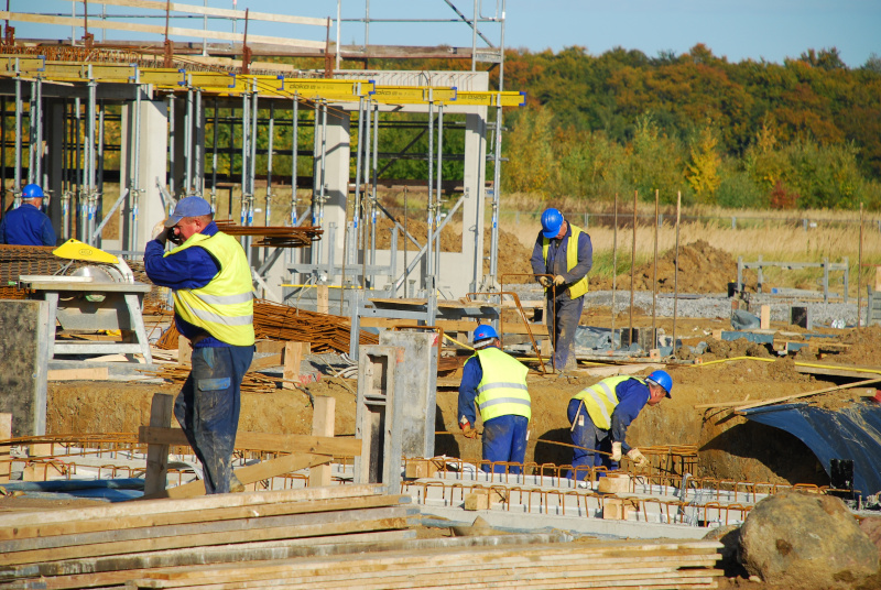 Männer bauen