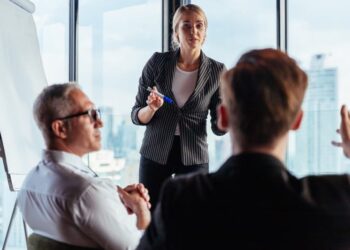 Frau versucht Geschäftspartner zu überzeugen