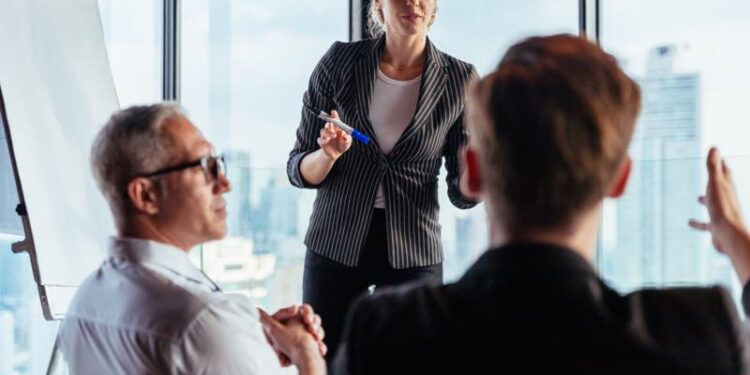 Frau versucht Geschäftspartner zu überzeugen